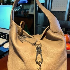 Like new DOONEY AND BOURKE leather shoulder bag.